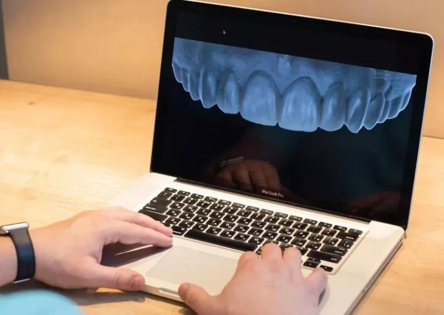 Стоматологическая клиника IQ dental clinic в Новосибирске: Стоматология, Лечение десен, Лечение зубов, Пломбирование, Детский стоматолог , Отбеливание , Чистка,