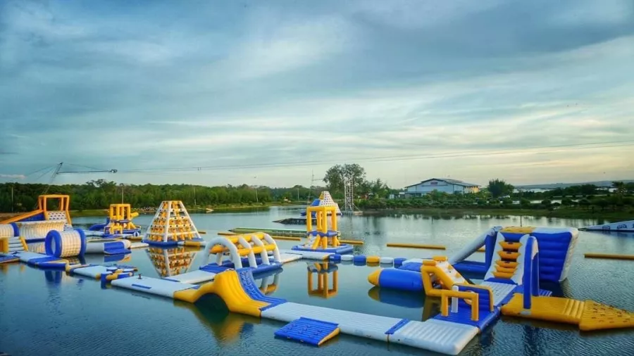 Площадка Bali Wake Park в Бали: Аквапарк, Вейкборд, Горки, Озеро, Aqua park, Slides, Lake, Wake board,