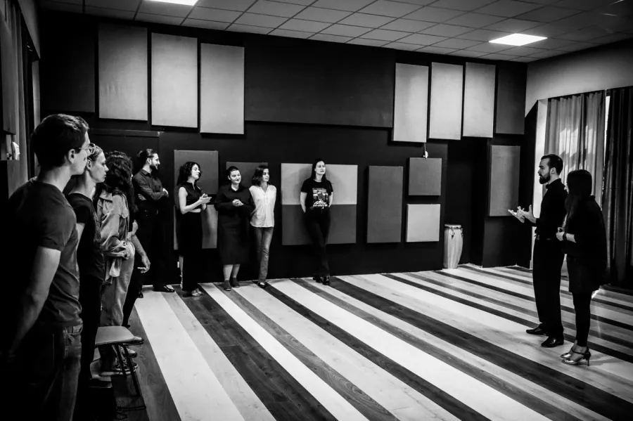 Школа танцев Bovarov Tango Club в Ереване: Танцы, Хореография, Современные танцы, Растяжка, Постановка танца, Групповые танцы, Пластика, Танго,