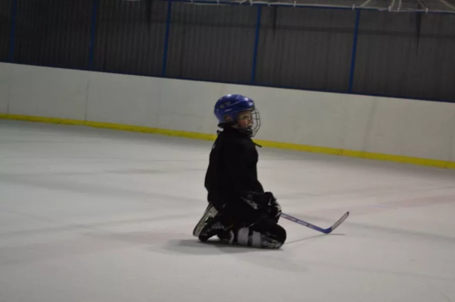 Школа хоккея AT HOCKEY в Москве: Школа, Зимний спорт, Тренировка, Лыжи, Хоккей, Шайба, Клюшка,