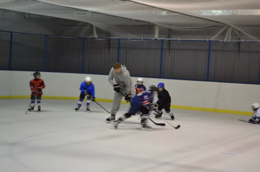 Школа хоккея AT HOCKEY в Москве: Школа, Зимний спорт, Тренировка, Лыжи, Хоккей, Шайба, Клюшка,