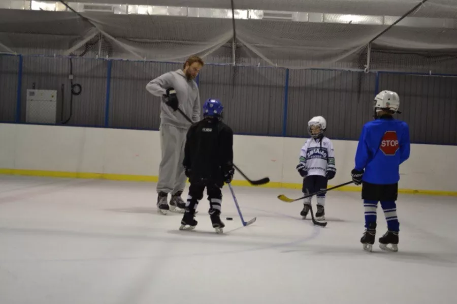Школа хоккея AT HOCKEY в Москве: Школа, Зимний спорт, Тренировка, Лыжи, Хоккей, Шайба, Клюшка,