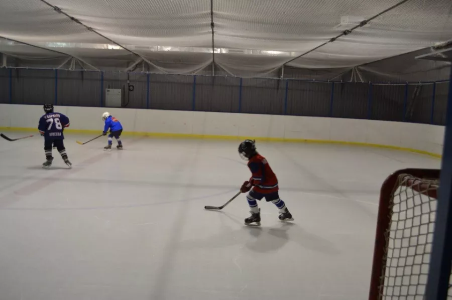 Школа хоккея AT HOCKEY в Москве: Школа, Зимний спорт, Тренировка, Лыжи, Хоккей, Шайба, Клюшка,