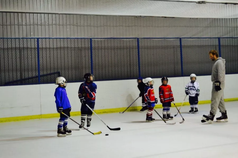 Школа хоккея AT HOCKEY в Москве: Школа, Зимний спорт, Тренировка, Лыжи, Хоккей, Шайба, Клюшка,