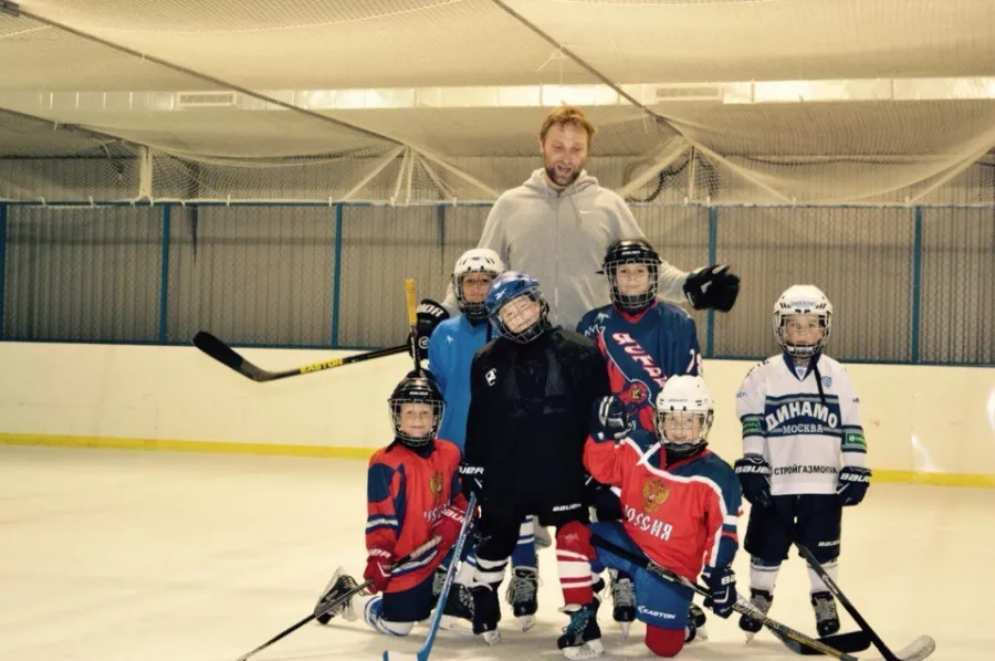 Школа хоккея AT HOCKEY в Москве: Школа, Зимний спорт, Тренировка, Лыжи, Хоккей, Шайба, Клюшка,