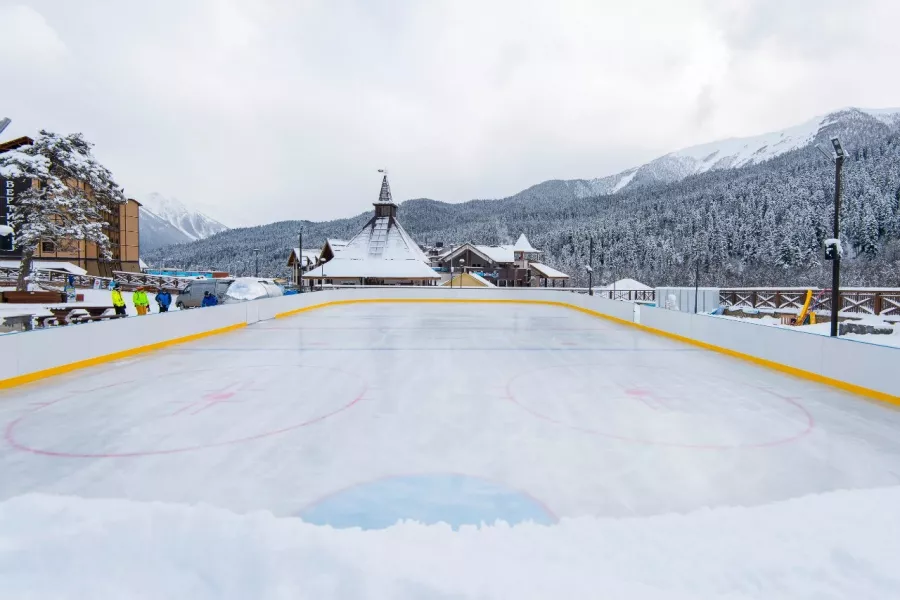 Ледовый каток в Архызе в Архызе: Зима, Зимнийкостюм, Зимний спорт, Коньки, Лед, Каток, Снег,