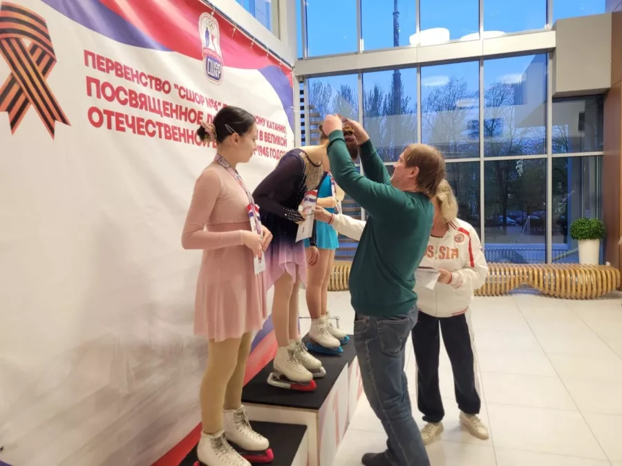 ГБУ ДО РО СШОР № 6 в Ростове-на-Дону: Школа, Лед, Зимний спорт, Коньки, Тренер, Гимнастика, Зимний костюм, Растяжка,