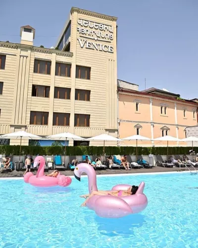 Открытый бассейн Venice  в  Ереване