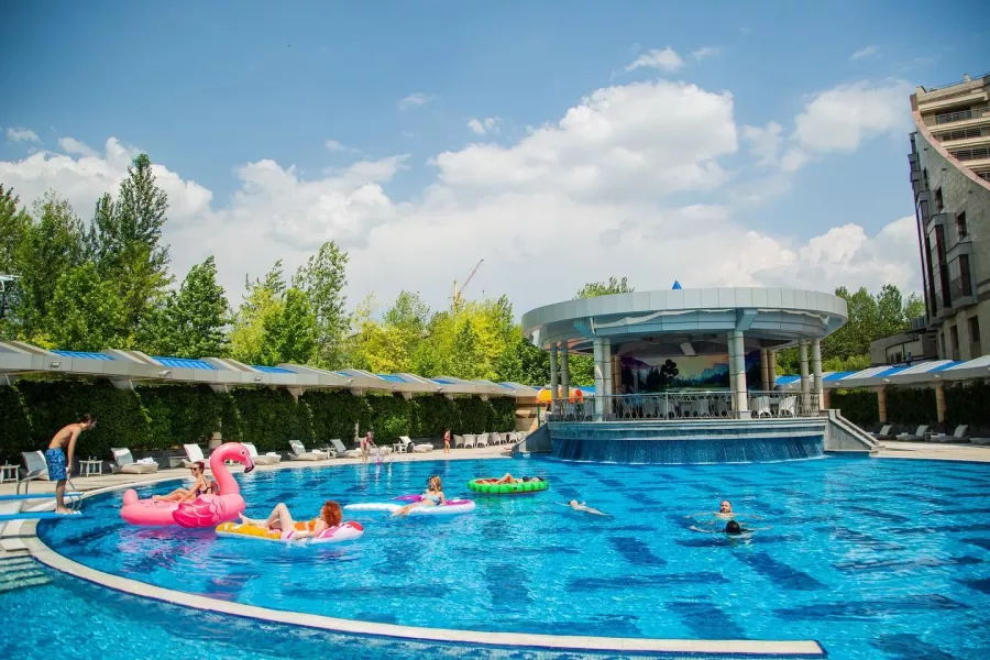 Бассейн Multi Grand Pharaon Hotel в Ереване: Вода, Бассейн, Бар, Семейный отдых , Ресторан,