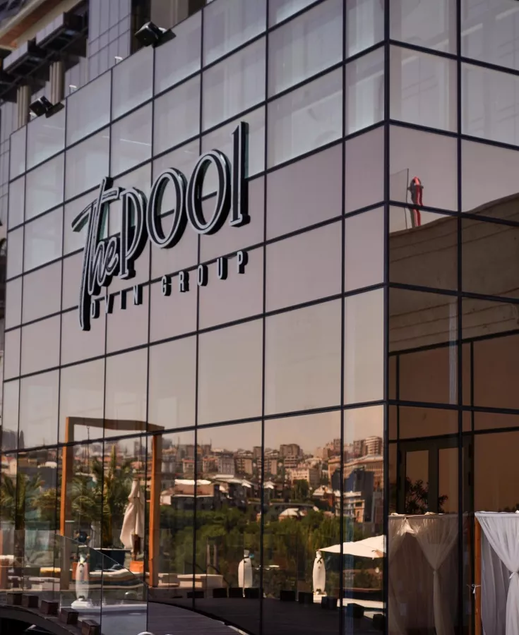 Бассейн The Pool в Ереване: Бассейн, Чилим, Бар, DJ, Зрелища, Люкс, Коктейли,