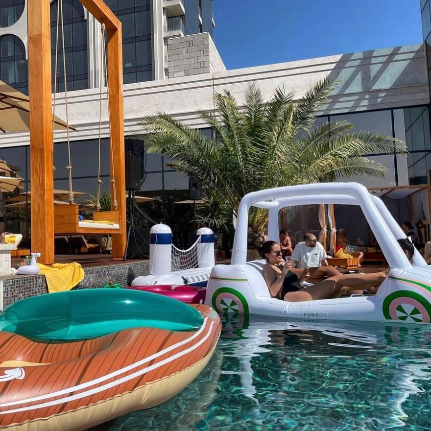Бассейн The Pool в Ереване: Бассейн, Чилим, Бар, DJ, Зрелища, Люкс, Коктейли,