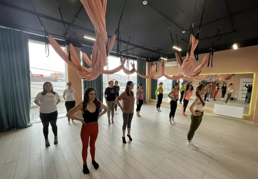 Студия фитнеса, растяжки и танца Stretch House в Краснодаре: Возможны разовые посещения, Зумба, Развиваться, Кроссфит, Йога, Аэробика, Боевые искусства, Стретчинг,