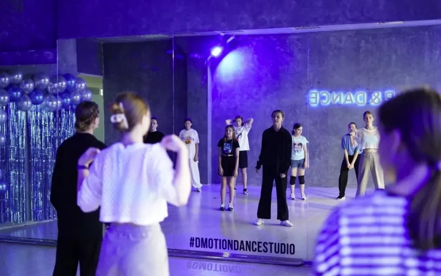 Школа танцев D-mоtion в Краснодаре: High heels, K-pop, Вог, Джаз-фанк, Развиваться, Фитнес, Pole Dance, Детские танцы, Воздушная гимнастика,