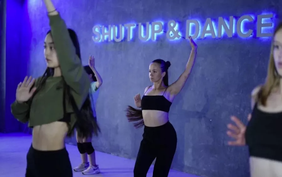 Школа танцев D-mоtion в Краснодаре: High heels, K-pop, Вог, Джаз-фанк, Развиваться, Фитнес, Pole Dance, Детские танцы, Воздушная гимнастика,