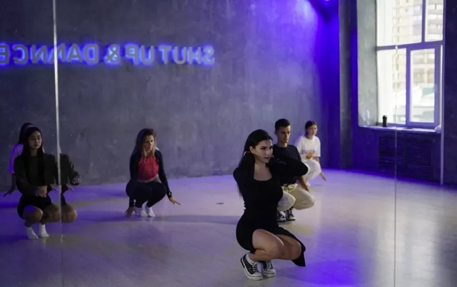 Школа танцев D-mоtion в Краснодаре: High heels, K-pop, Вог, Джаз-фанк, Развиваться, Фитнес, Pole Dance, Детские танцы, Воздушная гимнастика,