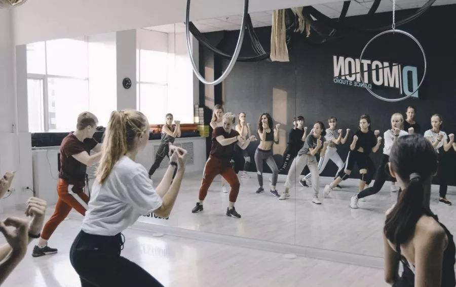 Школа танцев D-mоtion в Краснодаре: High heels, K-pop, Вог, Джаз-фанк, Развиваться, Фитнес, Pole Dance, Детские танцы, Воздушная гимнастика,