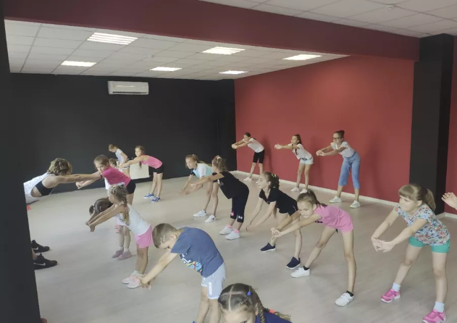 Студия детского развития и танцев Art motion в Краснодаре: Зумба, Вальс, Развиваться, Фитнес, Бодифлекс, Брейк-данс, Боевые искусства, Балет, Йога,