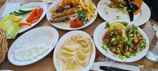 Ресторан традиционной кухни Tanor Lahm в Дубаи: Еда, Традиционная кухня, Ужин, Ресторан,