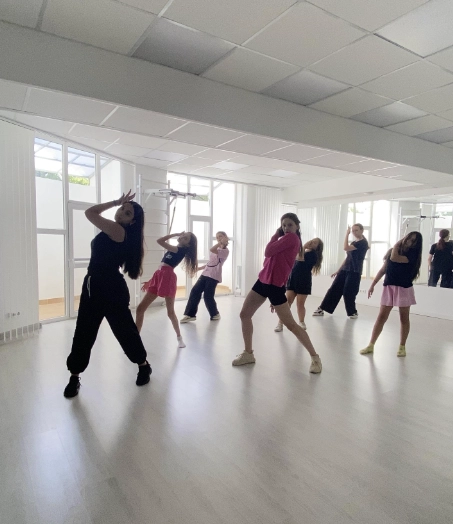 Школа танцев ТСЦ им. Людмилы Арабаджиевой в Краснодаре: Пилатес, High heels, K-pop, Бачата, Вальс, Кундалини, Развиваться, Фитнес, Pole Dance, Хатха, Воздушная гимнастика,