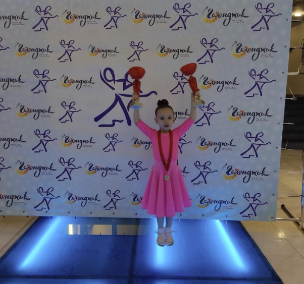 Школа танцев ТСЦ им. Людмилы Арабаджиевой в Краснодаре: Пилатес, High heels, K-pop, Бачата, Вальс, Кундалини, Развиваться, Фитнес, Pole Dance, Хатха, Воздушная гимнастика,