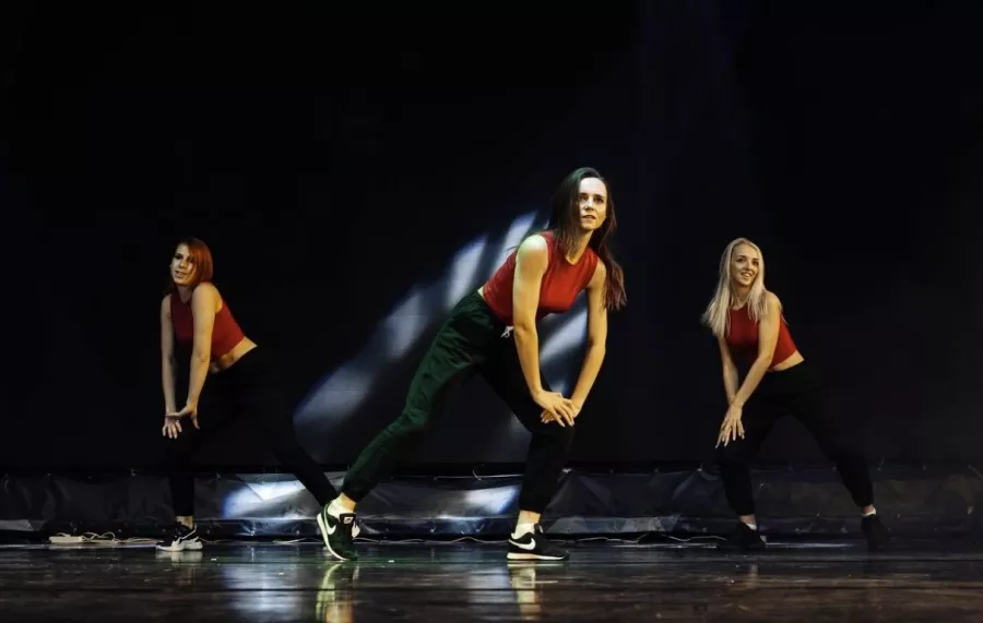Школа танца и растяжки Vozdyx.dance в Ставрополе: Бачата, Боди-балет, Брейк-данс, Детские танцы, Джаз-модерн, Джаз-фанк, Хатха, Развиваться, Фитнес, Балет,