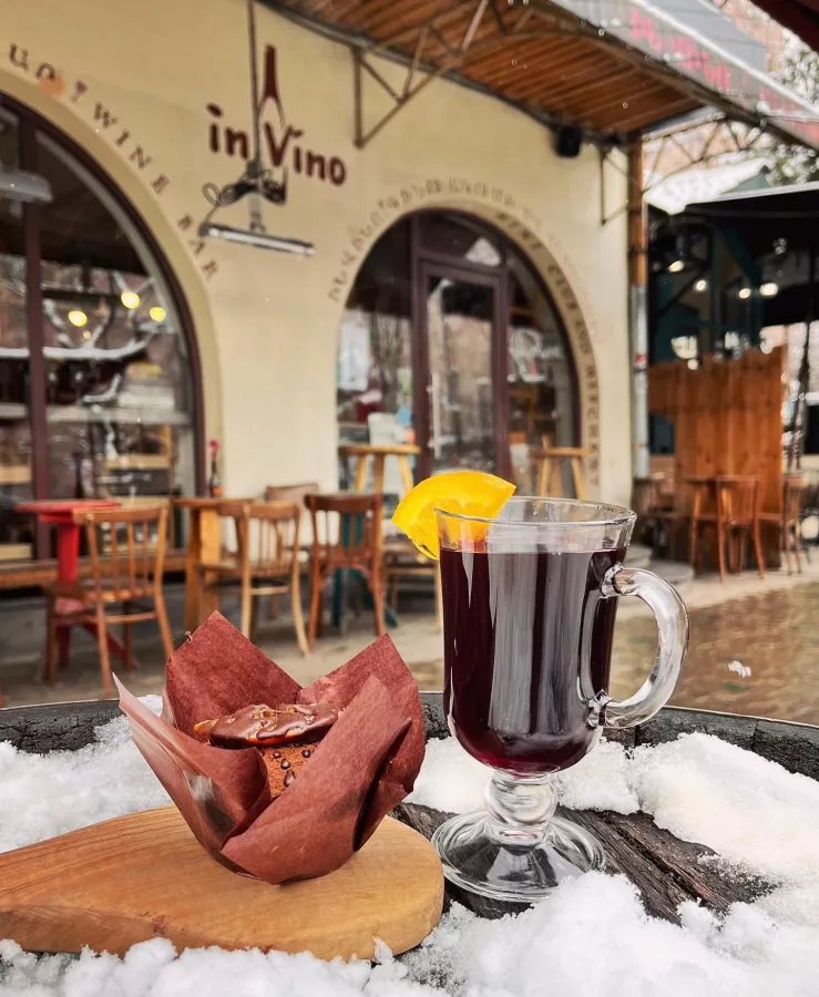 Винный бар In Vino в Ереване: Вино, Дигустации, Алкоголь, Веранда, Art-мероприятия, Отдохнуть вечером, Встретиться с друзьями,