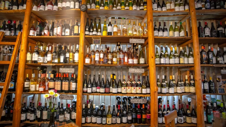 Винный бар In Vino в Ереване: Вино, Дигустации, Алкоголь, Веранда, Art-мероприятия, Отдохнуть вечером, Встретиться с друзьями,