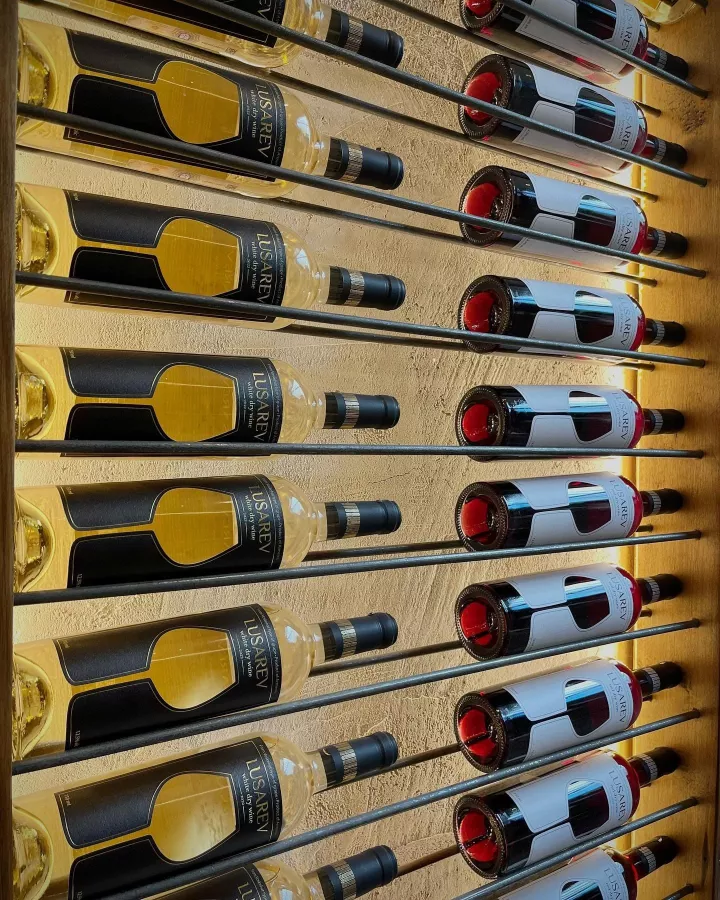 Винный бар In Vino в Ереване: Вино, Дигустации, Алкоголь, Веранда, Art-мероприятия, Отдохнуть вечером, Встретиться с друзьями,