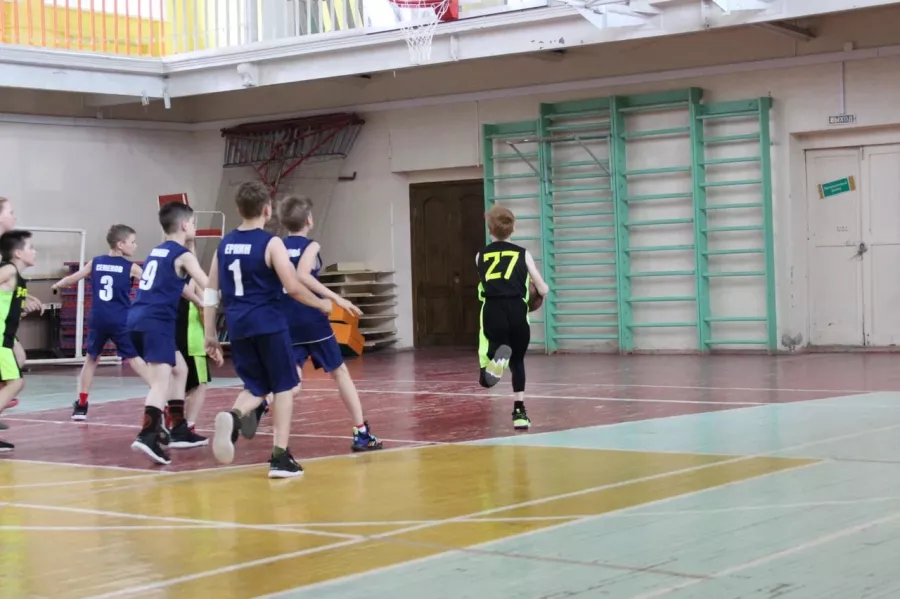 Детская баскетбольная секция Уралмаш Kids на Колмогорова в Екатеринбурге: Зал, Мяч, Тренер, Тренировка, Игры, Баскетбол,