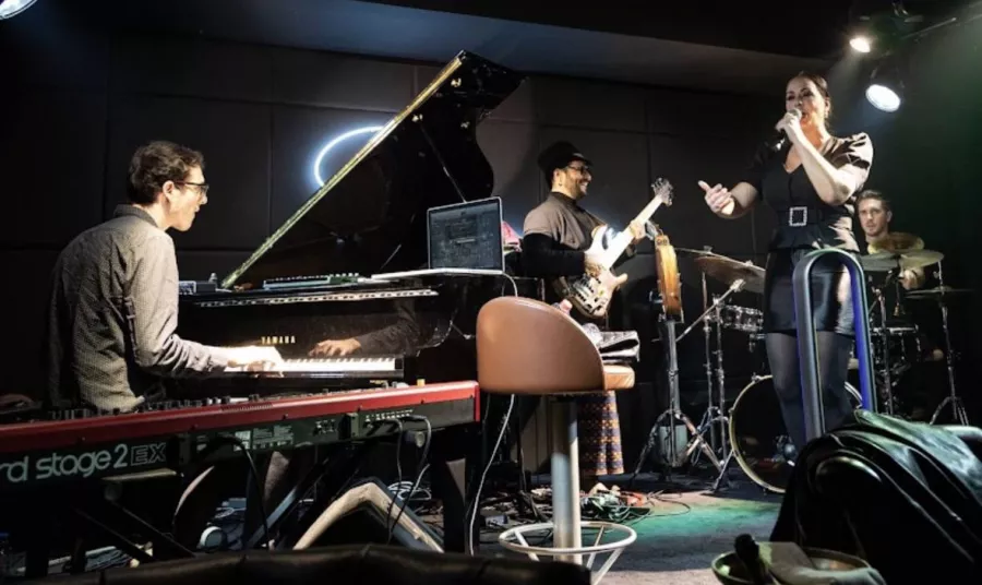 Джаз-клуб под управлением Квинси Джонса Q's Lounge в Дубаи: Музыка, Музыкально, Джаз, Лаундж, Концерты,