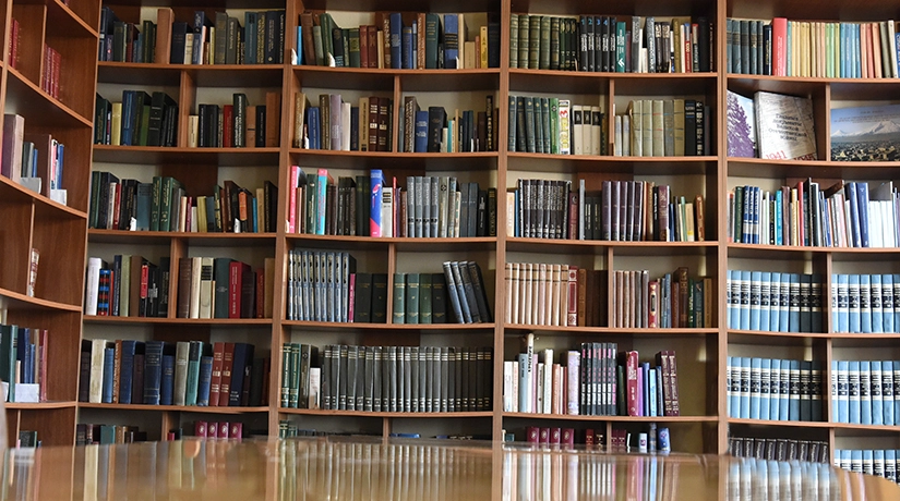 Читаем с Национальная библиотека Армении в Ереване: Книги, Библиотека, Учёба, Подготовка, Чтение, Знания, Читальный зал,
