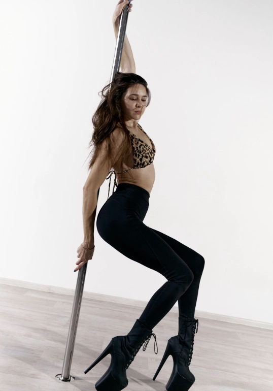 Студия пилона, растяжки и танцев Яратам в Казани: High heels, Контемп, Стрип-пластика, Хатха, Аэройога, Развиваться, Фитнес, Pole Dance, Воздушная гимнастика, Стретчинг,