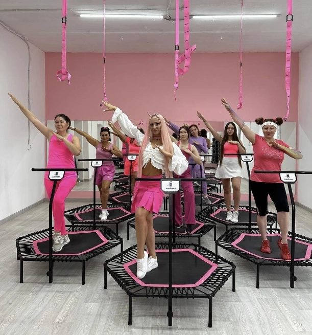 Женский фитнес-клуб Ufit в Казани: Отдельный женский зал, Стретчинг, Hot Iron, TRX тренировки, Развиваться, Фитнес, Джампинг, Персональный тренер, Йога,