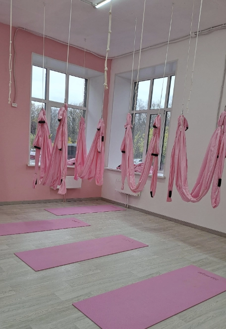 Женский фитнес-клуб Ufit в Казани: Отдельный женский зал, Стретчинг, Hot Iron, TRX тренировки, Развиваться, Фитнес, Джампинг, Персональный тренер, Йога,