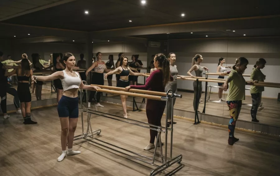 Студия растяжки и фитнеса Stretch room13 в Москве: Отдельный женский зал, Танцевальные программы, Боди-балет, Фитнес, Йога, Аэробика, Балет, Персональный тренер, Стретчинг,