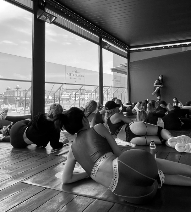 Фитнес-студия Let`s Go Body & Mind Studio в Москве: Возможны разовые посещения, Отдельный женский зал, Фитнес-бар, Развиваться, Фитнес, Персональный тренер, Йога, Фитнес для беременных, Фитбол, Пилатес, Стретчинг,