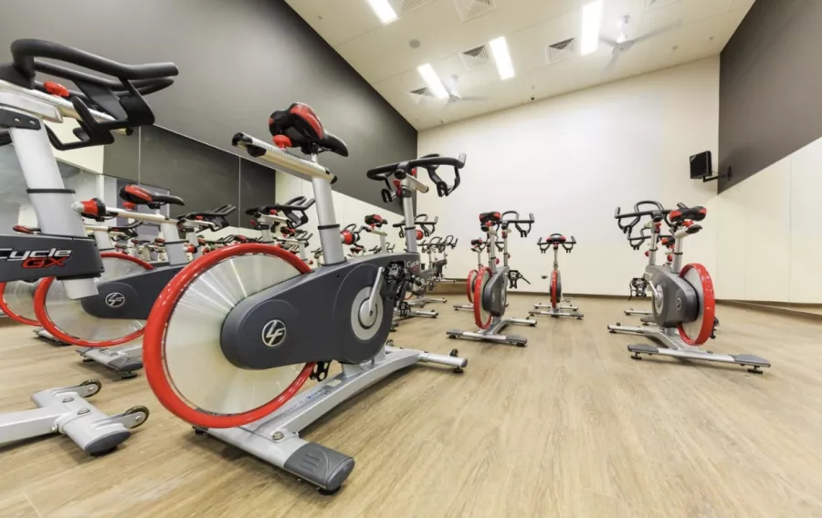 Фитнес-клуб Gold`s Gym на Ленинградском в Москве: Аэробика, Детский уголок, Зумба, Йога, Кроссфит, Развиваться, Фитнес, Настольный теннис, Боевые искусства, Пилатес, Аквааэробика, Стретчинг,