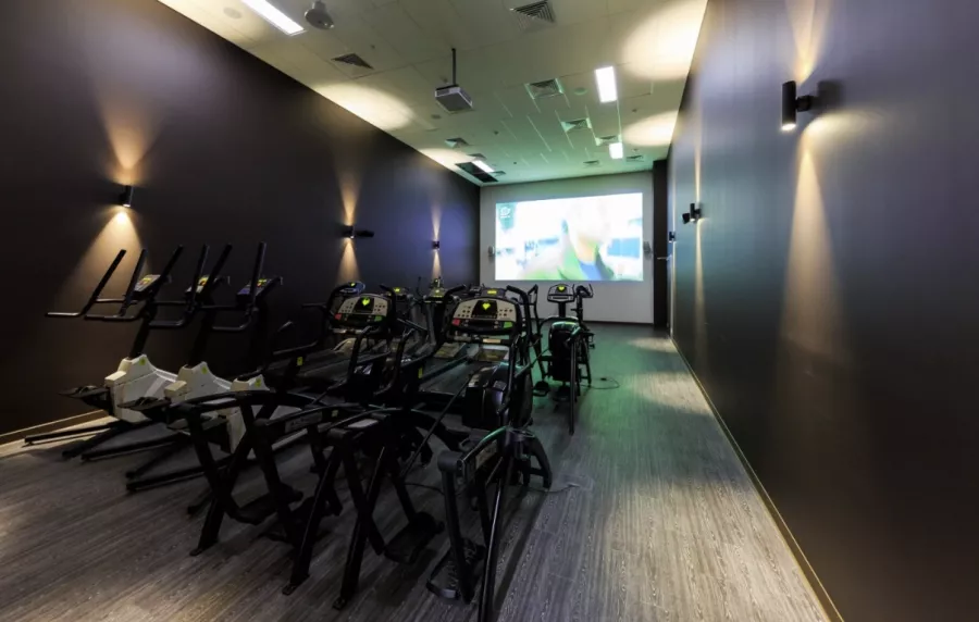 Фитнес-клуб Gold`s Gym на Ленинградском в Москве: Аэробика, Детский уголок, Зумба, Йога, Кроссфит, Развиваться, Фитнес, Настольный теннис, Боевые искусства, Пилатес, Аквааэробика, Стретчинг,