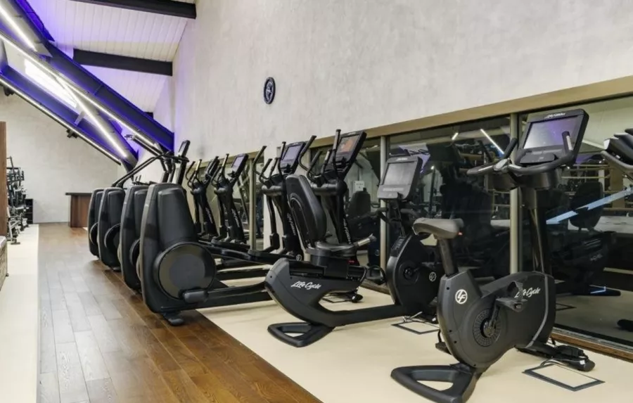 Фитнес-клуб Crocus Fitness Agalarov Estate в Москве: Развиваться, Фитнес, Аквааэробика, Аэройога, Аэробика, Боевые искусства, Кроссфит, Бодибилдинг, Бодифлекс, Танцевальные программы, Йога,