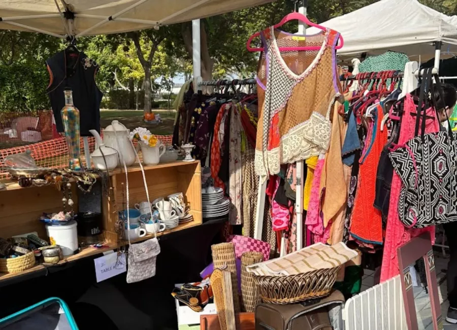 Блошиный рынок Dubai Flea Market в Дубаи: Shopping , Market , Souk, Souvenirs, Магазин , Рынок , Tourists , Блошиный Рынок , Сувениры , Одежда , Шоппинг ,