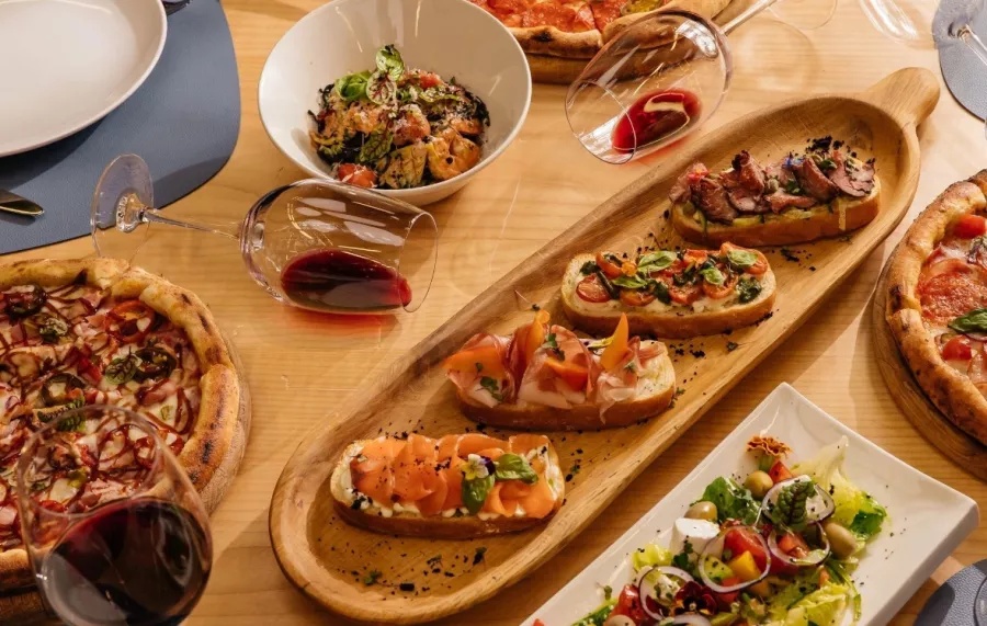 Кафе Polyana vue в Красной Поляне: Еда, Еда навынос, Пицца, Кафе, Салаты, Бар, Десерты, Коктейли, Итальянская кухня, Ресторан, Завтрак,