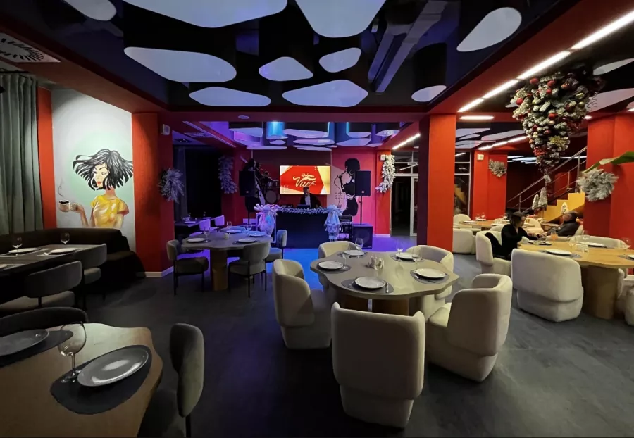 Кафе Polyana vue в Красной Поляне: Еда, Еда навынос, Пицца, Кафе, Салаты, Бар, Десерты, Коктейли, Итальянская кухня, Ресторан, Завтрак,