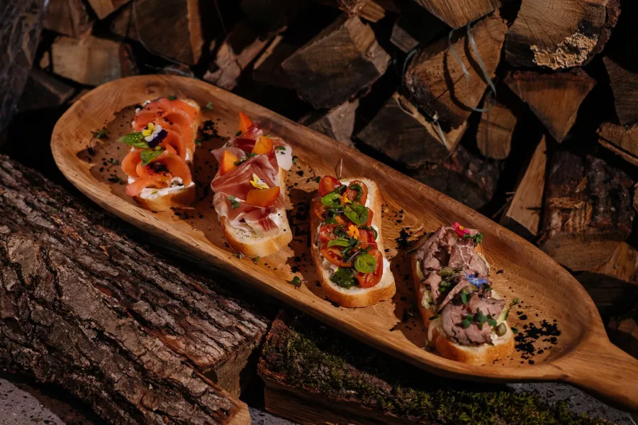 Кафе Polyana vue в Красной Поляне: Еда, Еда навынос, Пицца, Кафе, Салаты, Бар, Десерты, Коктейли, Итальянская кухня, Ресторан, Завтрак,