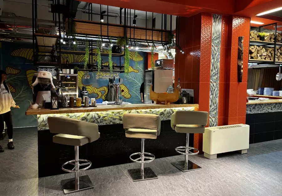 Кафе Polyana vue в Красной Поляне: Еда, Еда навынос, Пицца, Кафе, Салаты, Бар, Десерты, Коктейли, Итальянская кухня, Ресторан, Завтрак,