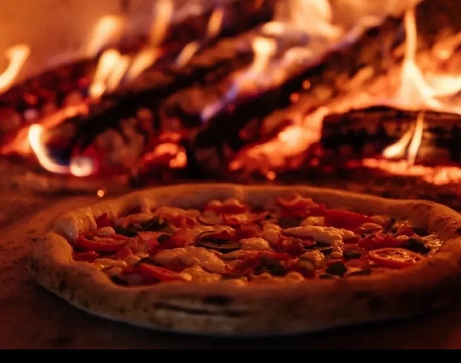 Кафе Polyana vue в Красной Поляне: Еда, Еда навынос, Пицца, Кафе, Салаты, Бар, Десерты, Коктейли, Итальянская кухня, Ресторан, Завтрак,