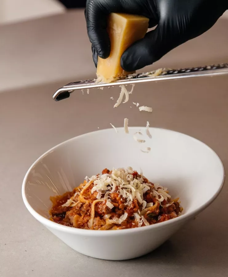 Кафе Polyana vue в Красной Поляне: Еда, Еда навынос, Пицца, Кафе, Салаты, Бар, Десерты, Коктейли, Итальянская кухня, Ресторан, Завтрак,