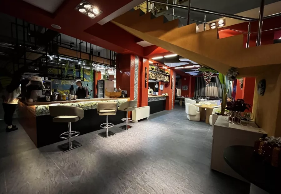 Кафе Polyana vue в Красной Поляне: Еда, Еда навынос, Пицца, Кафе, Салаты, Бар, Десерты, Коктейли, Итальянская кухня, Ресторан, Завтрак,