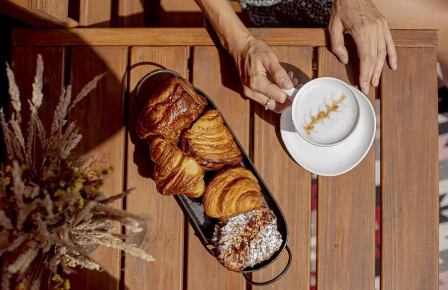 Точка быстрого питания Vinogradov Pastry bistro в Красной Поляне: Круассаны, Быстрое питание , Еда навынос , Сэндвичи , Десерты , Что покушать , Быстрый перекус, Кофе, Чай, Напитки, Еда с собой , Кофе с собой , Летняя терраса , Веранда,
