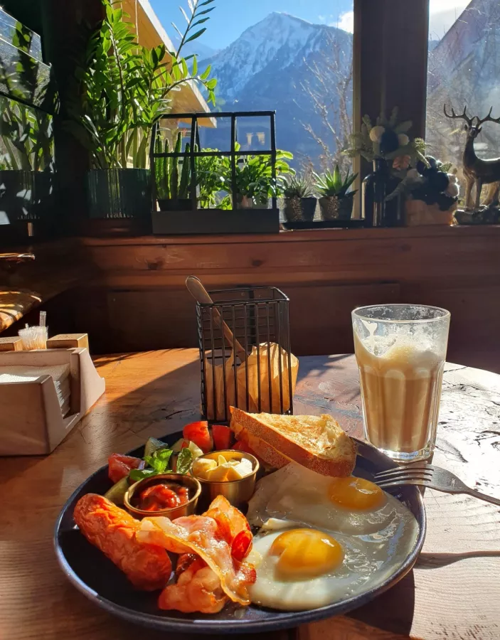 Кафе Дом лесника в Красной Поляне: Еда навынос, Доставка, Авторская кухня, Завтрак, Салаты, Мясо, Виды, Оплата картой, Еда,