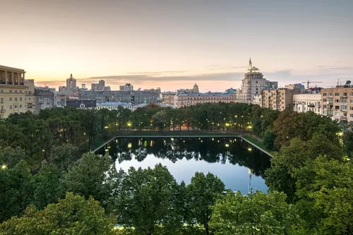 Экскурсия Однажды на патриарших  в  Москве